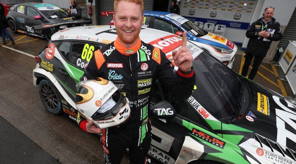 Ellinas holds off Zamparelli for race one win